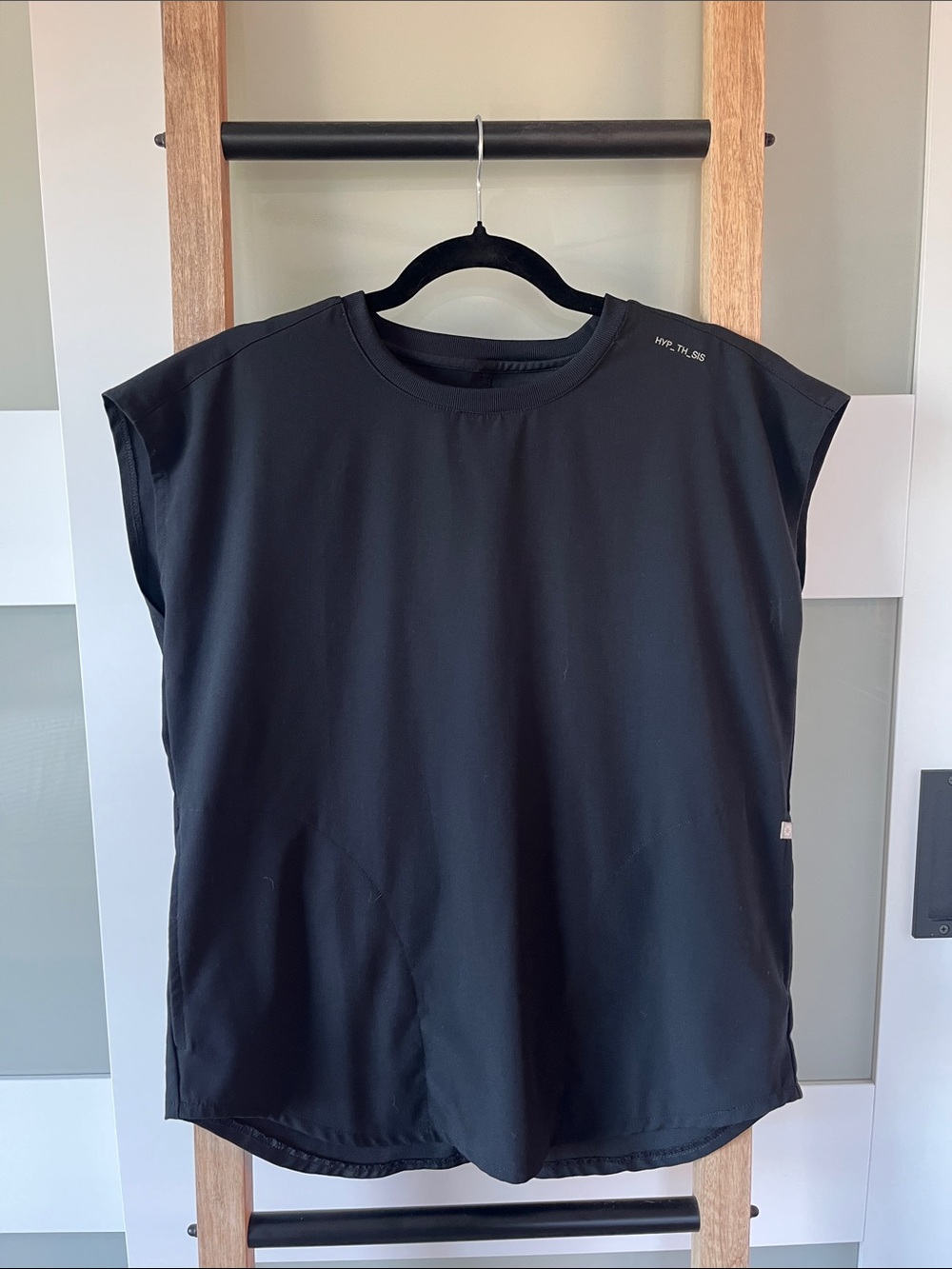 Women’s hypothesis scrub top